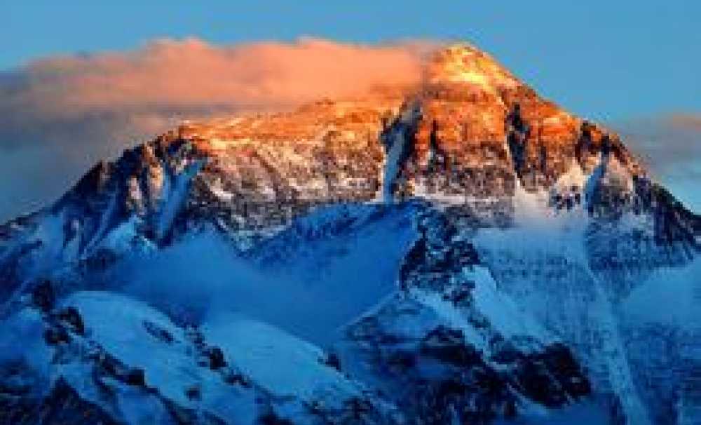  Everest'te turistik anıtlara yazı yazanlar kara listeye alınacak