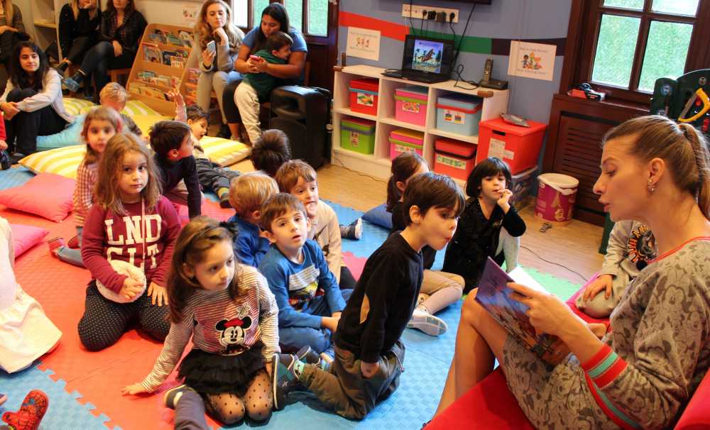 Tuğba Ünsal Çocuklara Kitap Sevgisini Aşılıyor