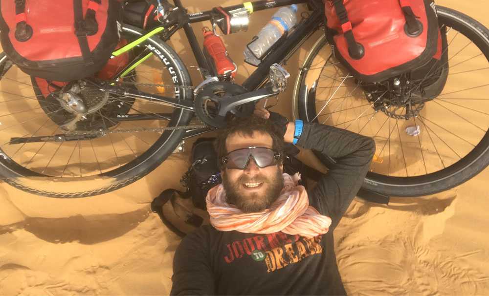 Sahra Çölünü bisikletle 42 günde 1850 km pedal çevirerek geçmeyi başardı!